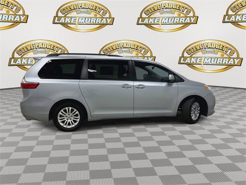 Used 2015 Toyota Sienna XLE image 4