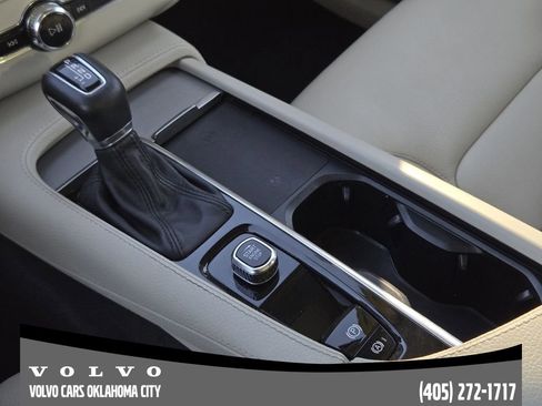 Certified 2022 Volvo XC90 T5 Momentum w/ Protection Package Premier image 19