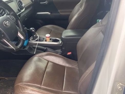 Used 2016 Toyota Tacoma Limited image 3