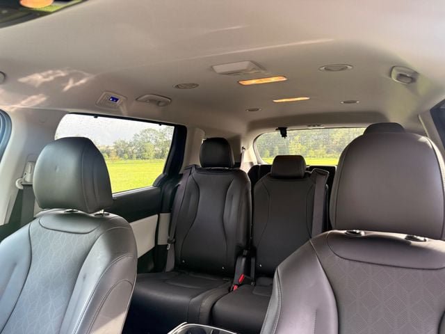 Used 2024 Kia Carnival EX FWD image 5