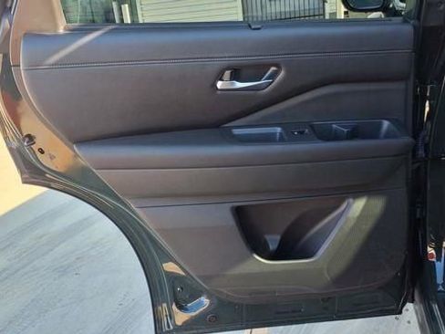 Used 2025 Nissan Pathfinder SL image 23