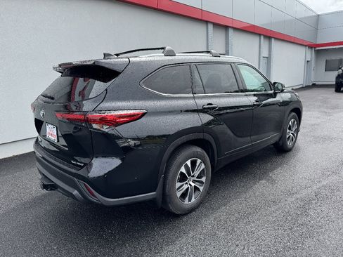 Used 2022 Toyota Highlander XLE AWD/4WD image 5