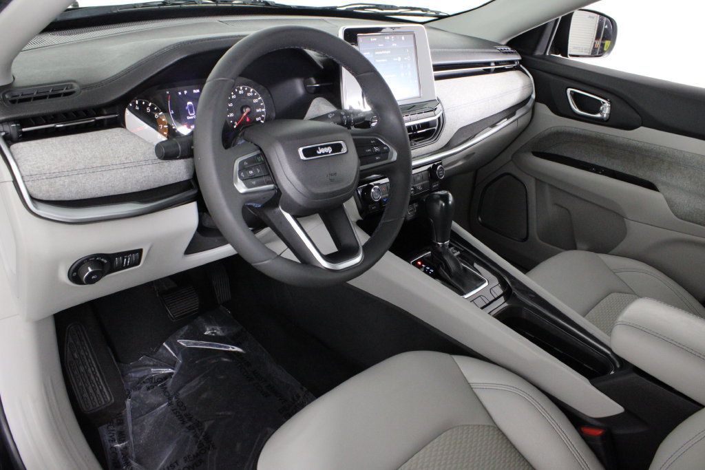 Used 2022 Jeep Compass Latitude FWD image 17
