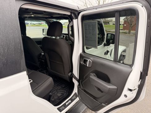 Used 2023 Jeep Gladiator Sport AWD/4WD image 13