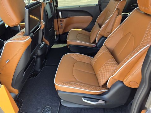 New 2026 Chrysler Pacifica Pinnacle image 9