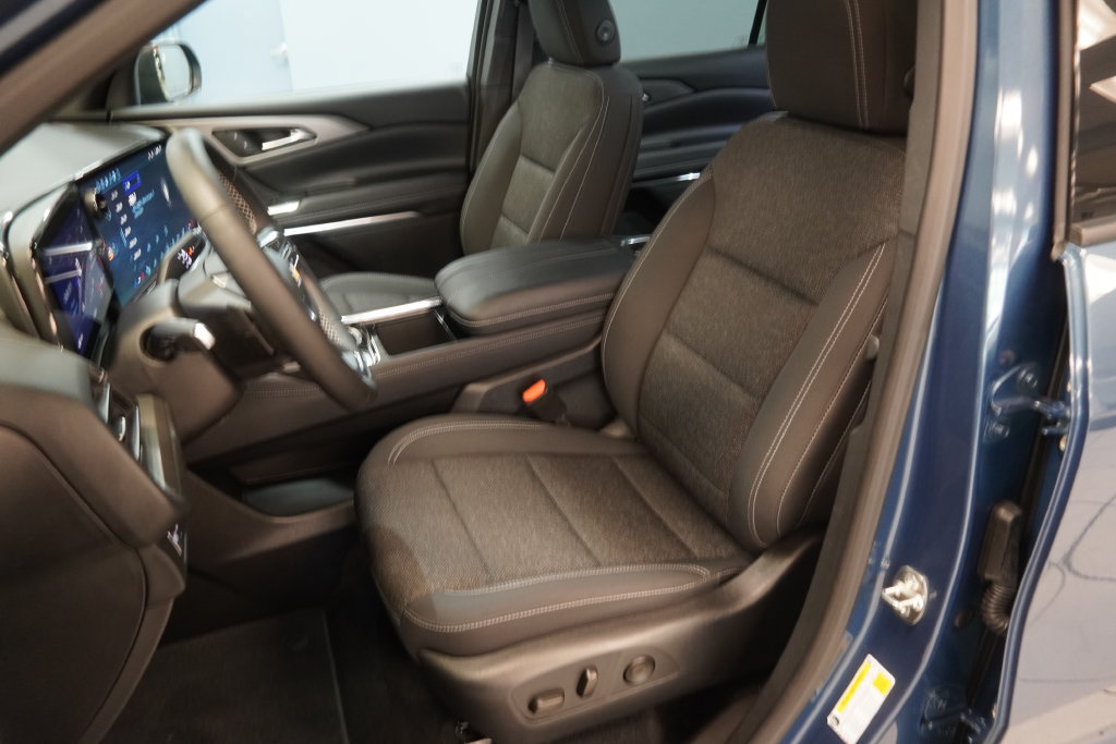 Used 2026 Chevrolet Traverse LT w/ Driver Confidence Package FWD image 3