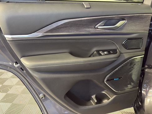 Used 2023 Jeep Grand Cherokee Overland w/ Luxury Tech Group IV image 23