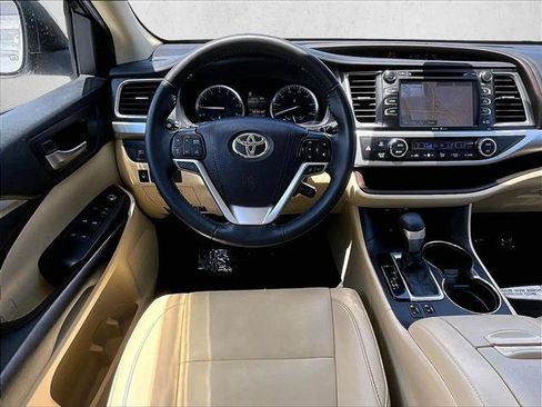 Used 2019 Toyota Highlander XLE FWD image 7