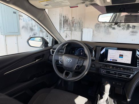 Used 2025 Toyota Camry LE image 33