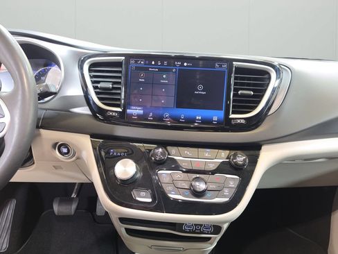 Used 2024 Chrysler Pacifica Touring-L FWD image 21