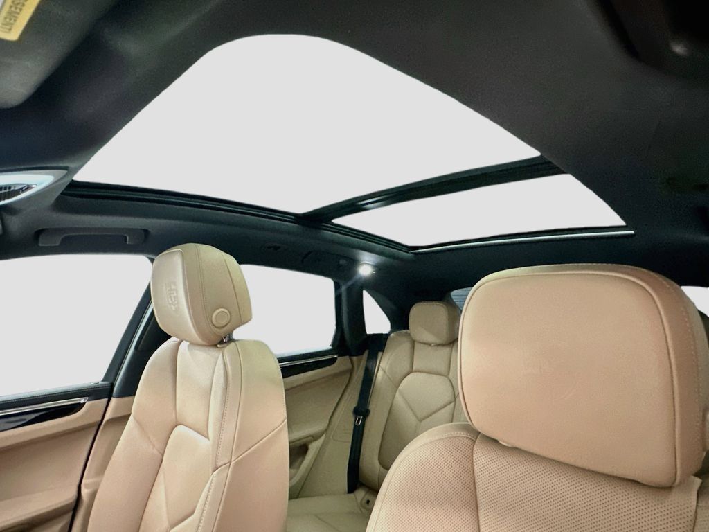 Certified 2025 Porsche Macan AWD/4WD image 22