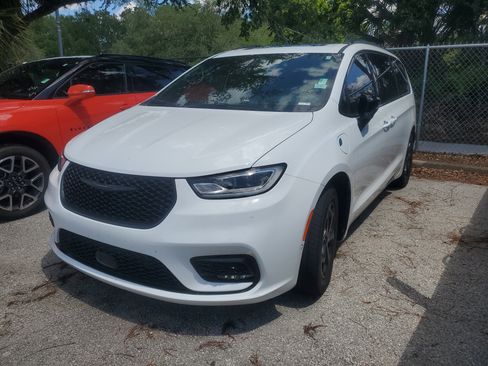 Used 2025 Chrysler Pacifica Premium FWD image 3