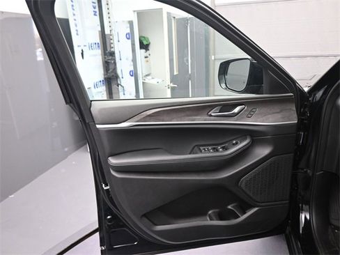 New 2025 Jeep Grand Cherokee L Limited image 40