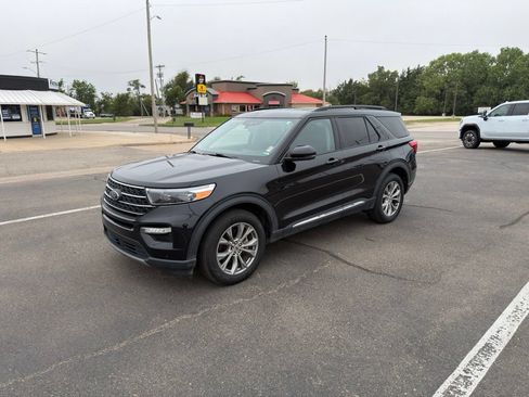 Used 2023 Ford Explorer XLT w/ Equipment Group 202A AWD/4WD image 8
