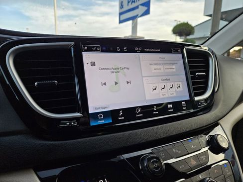 Used 2024 Chrysler Pacifica Touring-L image 26