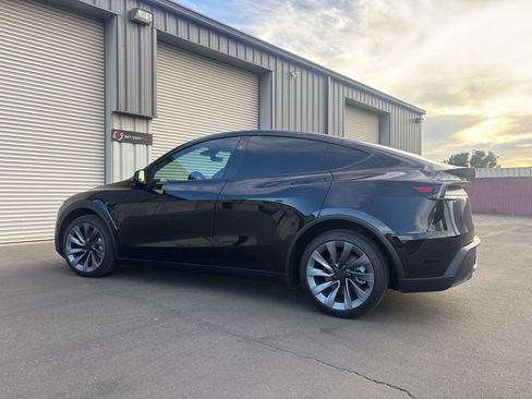 Used 2026 Tesla Model Y 2WD image 9