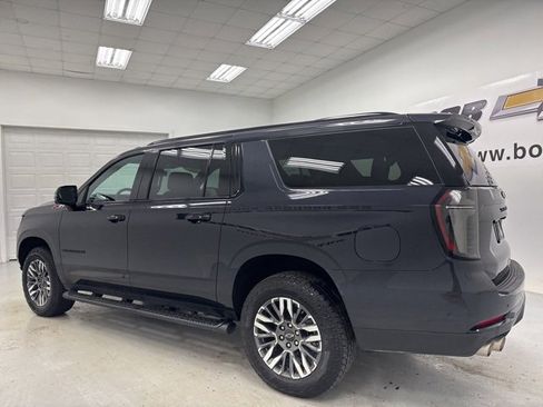 Used 2025 Chevrolet Suburban Z71 w/ Comfort Package image 7