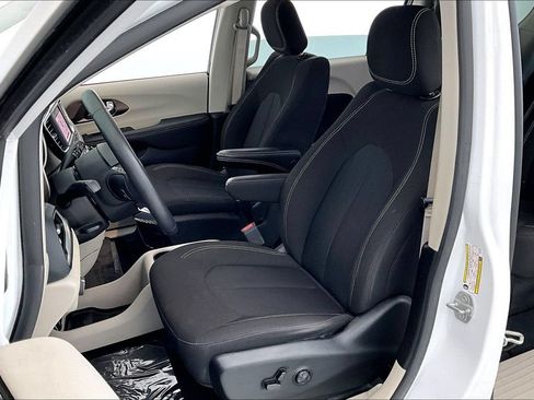 Used 2023 Chrysler Voyager LX FWD image 31