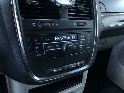 Used 2015 Chrysler Town & Country Touring FWD image 29