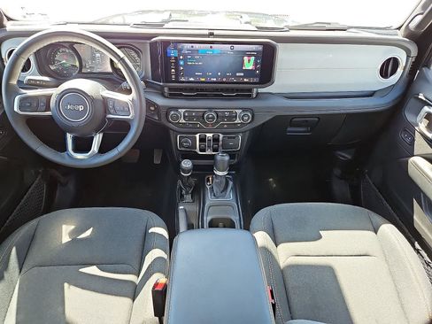 Used 2025 Jeep Wrangler Unlimited Sahara AWD/4WD image 11