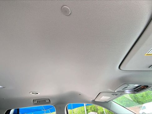 Used 2021 Chevrolet Traverse LT image 14