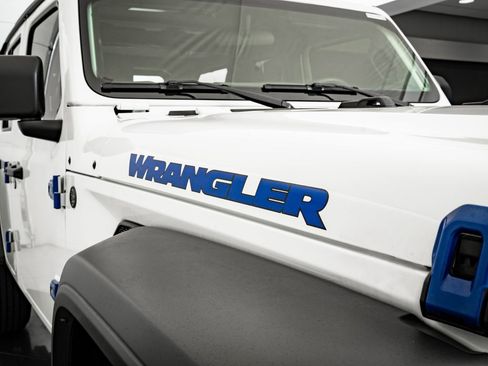 Used 2025 Jeep Wrangler Sport image 17