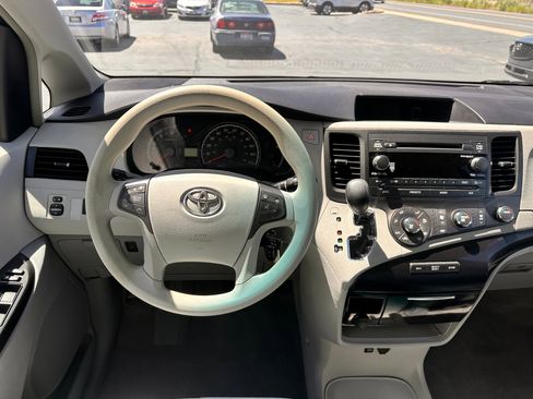 Used 2011 Toyota Sienna LE w/ Towing Pkg FWD image 8