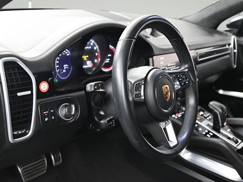 Certified 2022 Porsche Cayenne Turbo S AWD/4WD image 5
