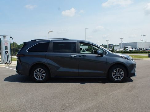 Used 2025 Toyota Sienna XLE w/ XLE Plus Package FWD image 23