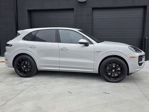 Certified 2025 Porsche Cayenne image 7