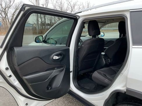 Used 2015 Jeep Cherokee Latitude w/ Comfort/Convenience Group image 16