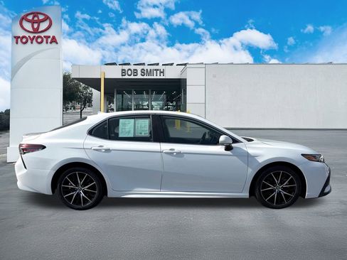 Certified 2022 Toyota Camry SE image 5