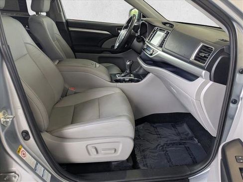 Used 2019 Toyota Highlander XLE AWD/4WD image 19