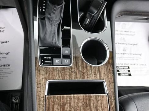 Used 2025 Toyota Sienna Limited image 18