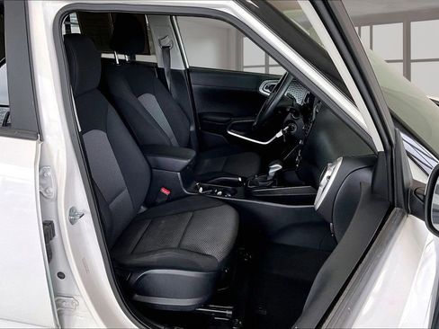 Used 2022 Kia Soul LX image 8