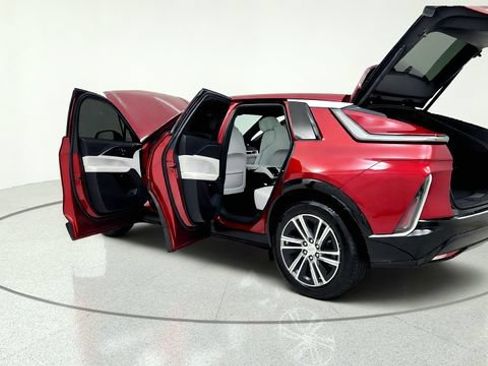 Used 2024 Cadillac Lyriq Luxury AWD/4WD image 16