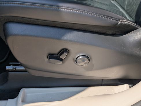 Used 2023 Chrysler Pacifica Touring-L FWD image 5
