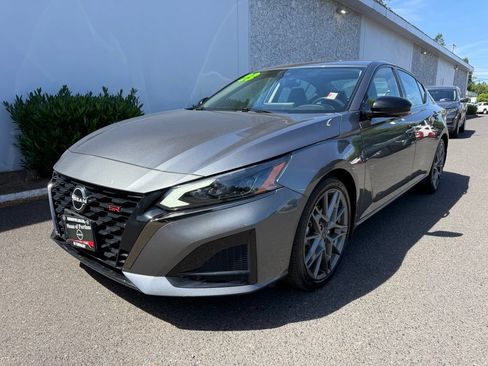 Used 2023 Nissan Altima 2.0 SR FWD image 2