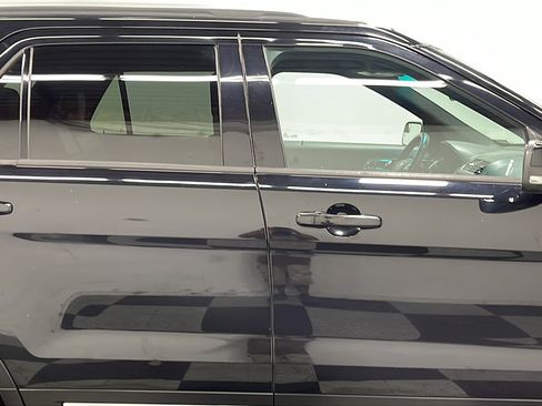Used 2016 Ford Explorer XLT w/ Equipment Group 202A AWD/4WD image 21
