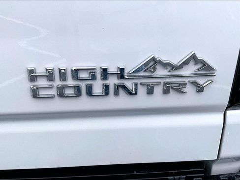 Used 2024 Chevrolet Silverado 2500 High Country w/ Technology Package AWD/4WD image 9