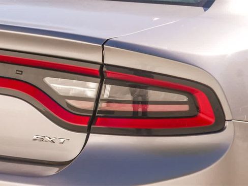Used 2017 Dodge Charger SXT image 10