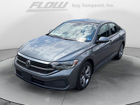 Used 2023 Volkswagen Jetta SE w/ Panoramic Sunroof Package FWD image 3