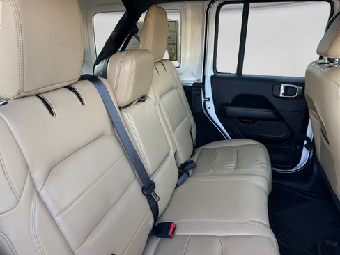Used 2018 Jeep Wrangler Unlimited Sahara AWD/4WD image 17