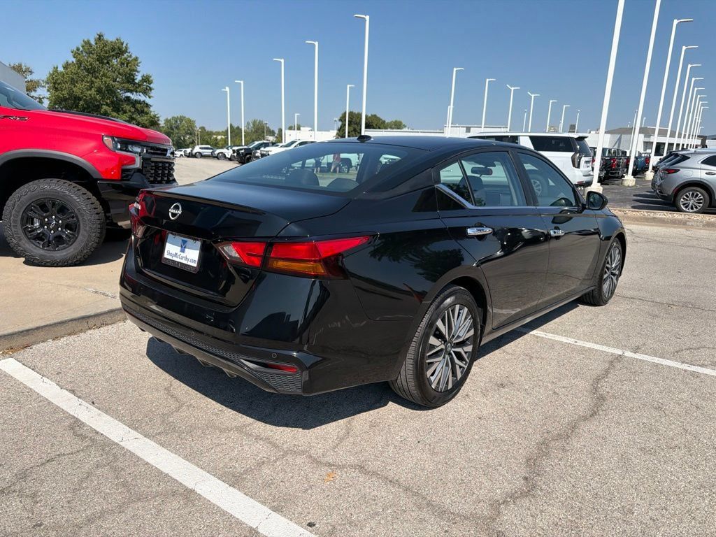 Used 2025 Nissan Altima 2.5 SV FWD image 3