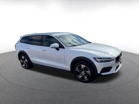 Used 2025 Volvo V60 B5 Cross Country Plus image 2