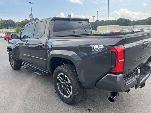 Used 2025 Toyota Tacoma TRD Sport AWD/4WD image 4