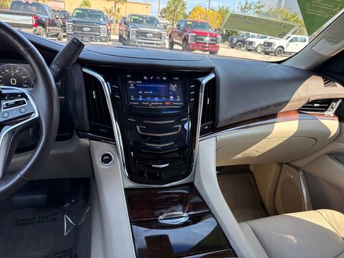 Used 2015 Cadillac Escalade ESV Luxury image 4