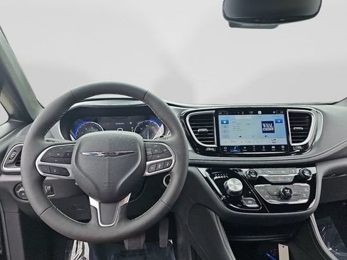 Used 2026 Chrysler Pacifica Limited FWD image 13