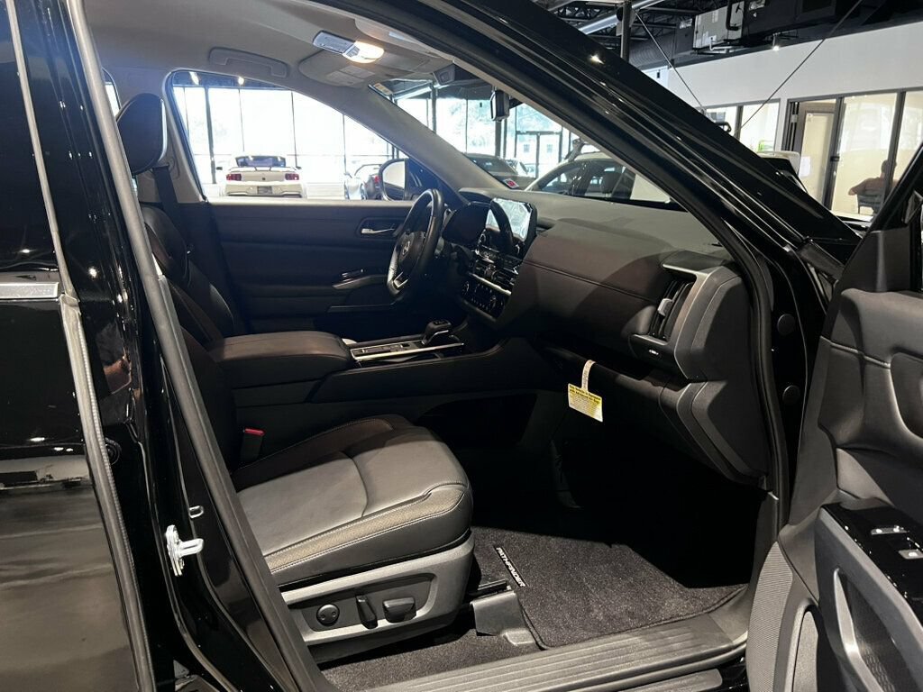 Used 2025 Nissan Pathfinder SL w/ Cargo Package FWD image 29