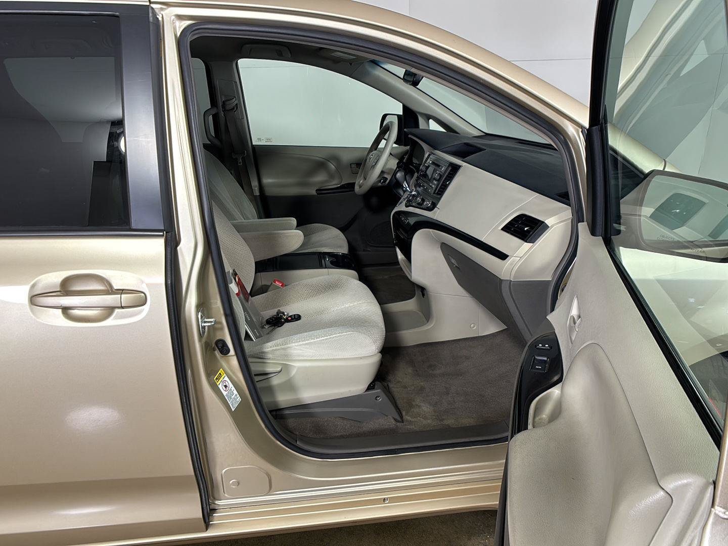 Used 2012 Toyota Sienna LE w/ Towing Pkg FWD image 10